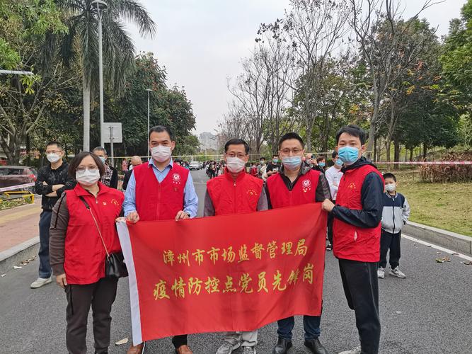 党员干部下沉社区，北京社区疫情防控党旗飘扬共筑防线